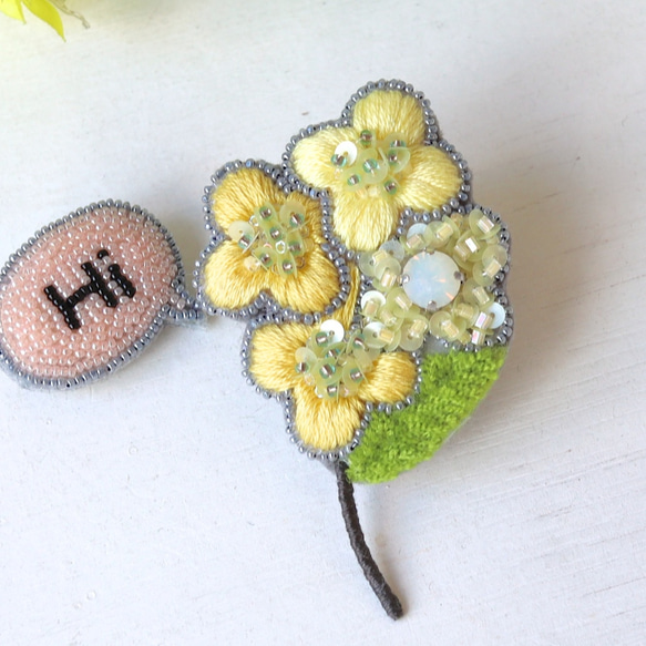 ぷっくりした小さなお花のミモザ、オートクチュール刺繍のブローチ『ルシル』 1枚目の画像