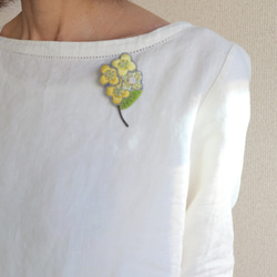 ぷっくりした小さなお花のミモザ、オートクチュール刺繍のブローチ『ルシル』 5枚目の画像