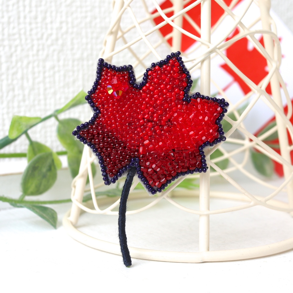 ＜Creema限定＞赤のグラデーションで表現したメイプルリーフ、オートクチュール刺繍のブローチ、エラブル