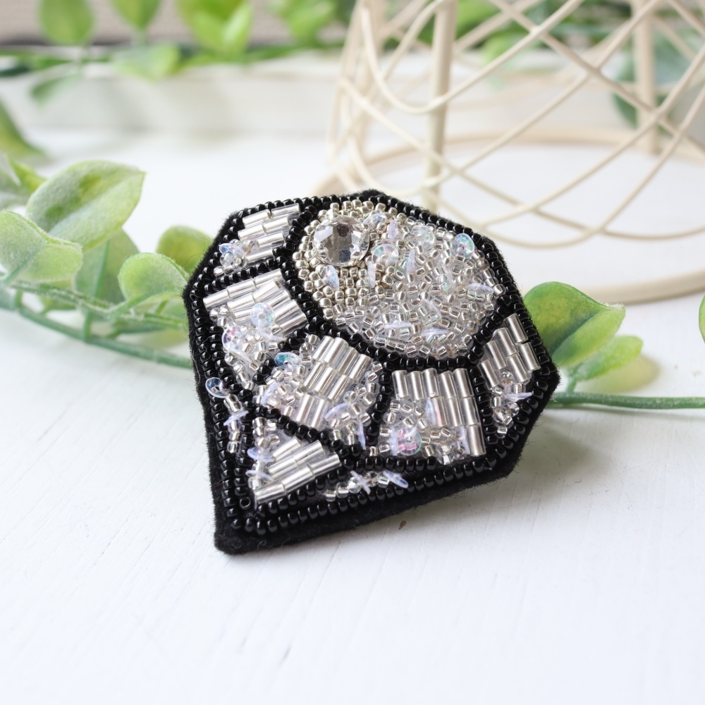 送料無料＜再販＞オートクチュール刺繍ブローチ　ダイヤのイネス