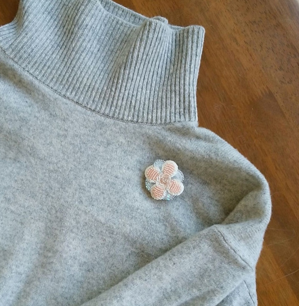 ＜受注製作商品＞オートクチュール刺繍のブローチ、ほんのり桜色のルイーズ 4枚目の画像
