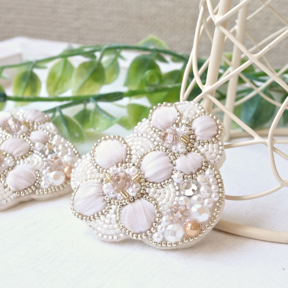 即納フォーマル2026　ビジュー×パール×リボンのお花、オートクチュール刺繍のブローチ、リナ