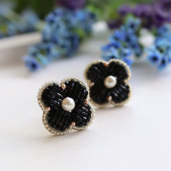 ＜再販＞スタイリッシュなパール×ブラックのお花、オートクチュール刺繍のイヤリング、ニナ 3枚目の画像