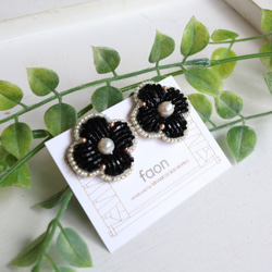 ＜再販＞スタイリッシュなパール×ブラックのお花、オートクチュール刺繍のイヤリング、ニナ 7枚目の画像