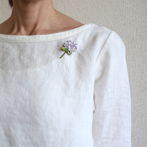 人気の紫陽花シリーズ、上品なパープルとホワイトのアジサイブローチshimuraさん。 5枚目の画像