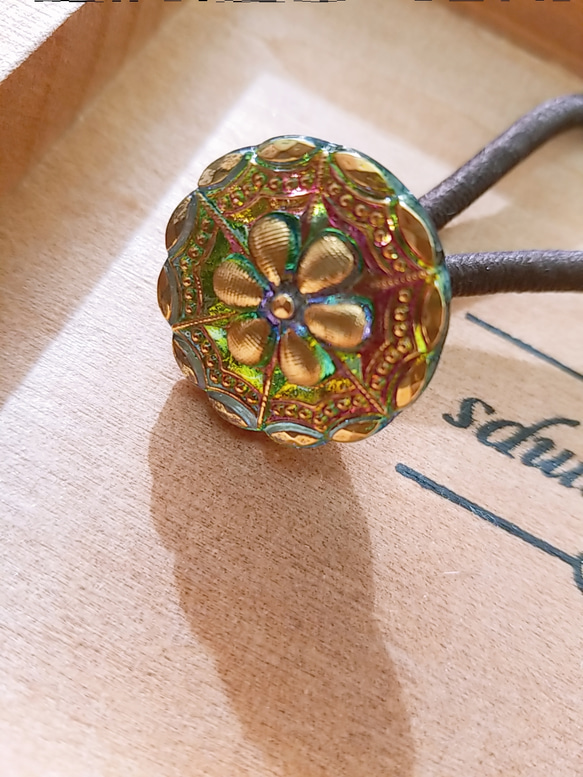 煌めきオーロラお花のチェコガラスボタンのヘアゴム 3枚目の画像