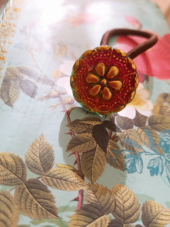 煌めきオーロラお花のチェコガラスボタンのヘアゴム 6枚目の画像