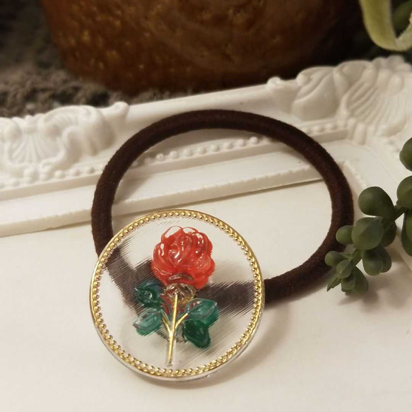 チェコガラスボタンの一輪薔薇ヘアゴム 1枚目の画像