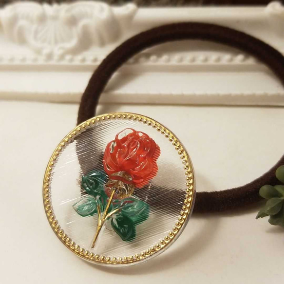 チェコガラスボタンの一輪薔薇ヘアゴム 2枚目の画像