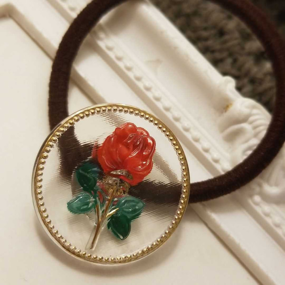 チェコガラスボタンの一輪薔薇ヘアゴム 4枚目の画像