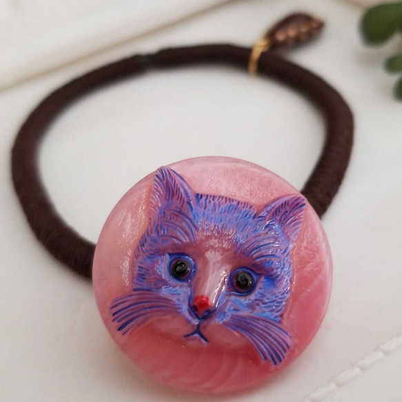チェコガラスボタンのきょとん顔の猫ちゃんヘアゴム 1枚目の画像