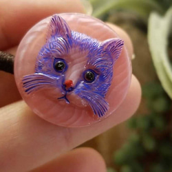 チェコガラスボタンのきょとん顔の猫ちゃんヘアゴム 2枚目の画像