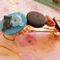 きょとん顔猫の大人かわいいチェコガラスボタンのバレッタ 4枚目の画像