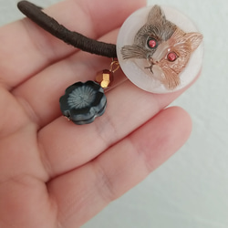 チェコガラスボタンのきょとん顔の猫ちゃんヘアゴム 4枚目の画像