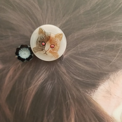 チェコガラスボタンのきょとん顔の猫ちゃんヘアゴム 5枚目の画像