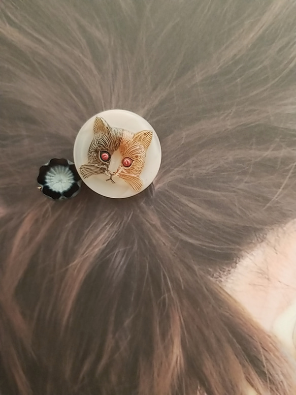 チェコガラスボタンのきょとん顔の猫ちゃんヘアゴム 5枚目の画像