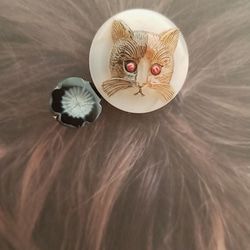 チェコガラスボタンのきょとん顔の猫ちゃんヘアゴム 6枚目の画像