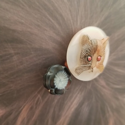 チェコガラスボタンのきょとん顔の猫ちゃんヘアゴム 7枚目の画像