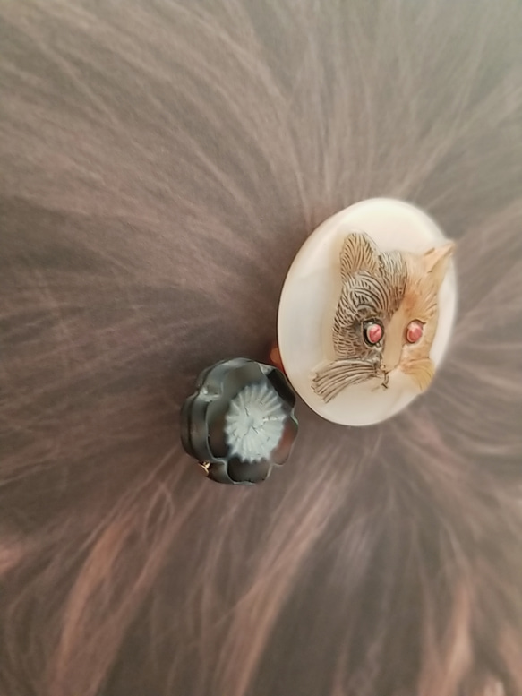 チェコガラスボタンのきょとん顔の猫ちゃんヘアゴム 7枚目の画像