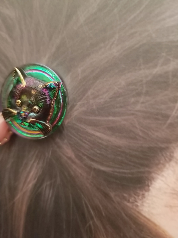 チェコガラスボタンのきょとん顔の猫ちゃんヘアゴム 4枚目の画像