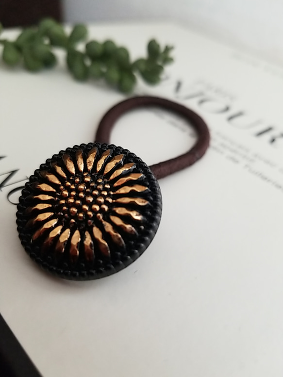 夏のゴールドブラックなひまわりのチェコガラスボタンのヘアゴム 5枚目の画像