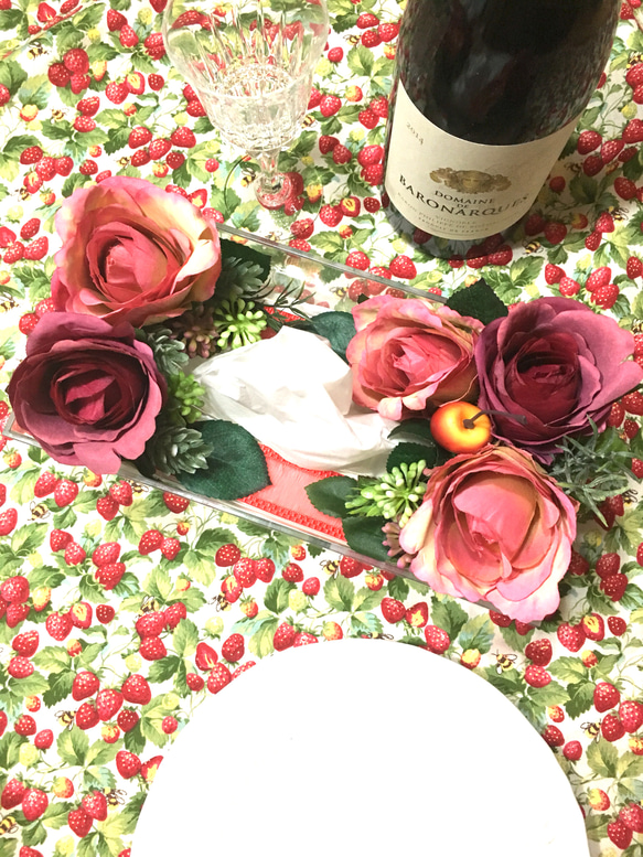 置くだけで食卓が華やかに 日常にお花のある生活 エレガント アーティフィシャルフラワーアレンジメントメントテッシュケース 1枚目の画像