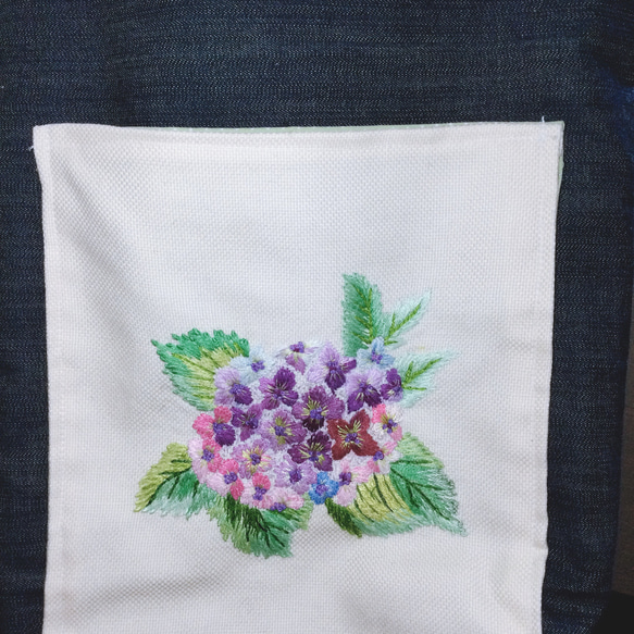紫陽花の刺しゅうバッグ✿紫陽花刺しゅう部分がポケットになっています！ 2枚目の画像