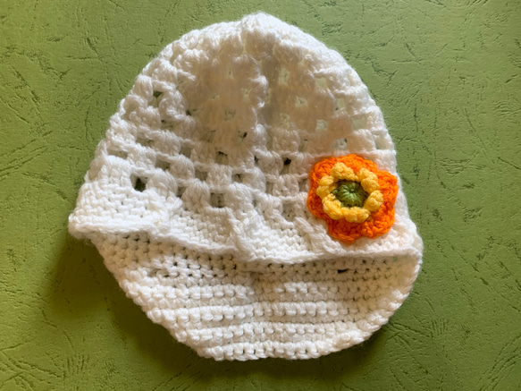 赤ちゃん　ベビー　帽子　お花のデザイン　白　ホワイト 3枚目の画像