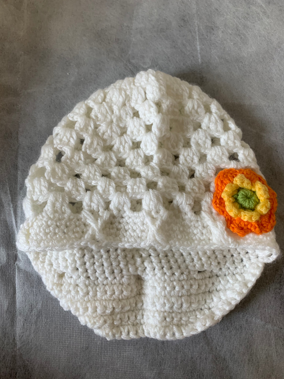 赤ちゃん　ベビー　帽子　お花のデザイン　白　ホワイト 5枚目の画像