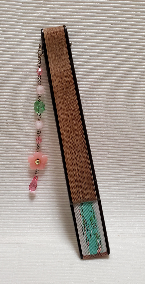 扇子 ミントグリーン 透かし 桜と蝶 扇子入れ＆扇子飾りの3点セット 3枚目の画像