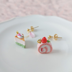 桜のチーズケーキと苺のロールケーキ ピアス/イヤリング* ミニチュア 2枚目の画像