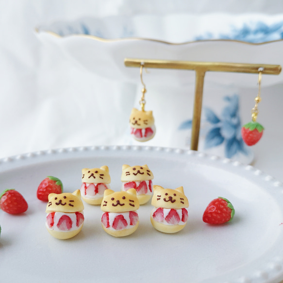 おすわりねこちゃんとショートケーキのバッグチャーム