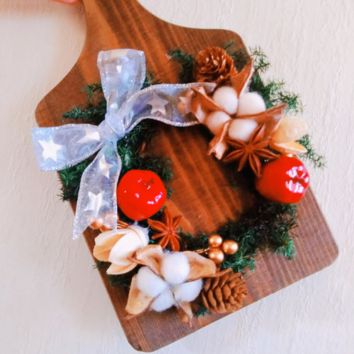 飾るところを選ばないカッティングボードのクリスマスアレンジ リース  