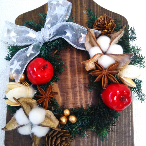 飾るところを選ばないカッティングボードのクリスマスアレンジ リース  