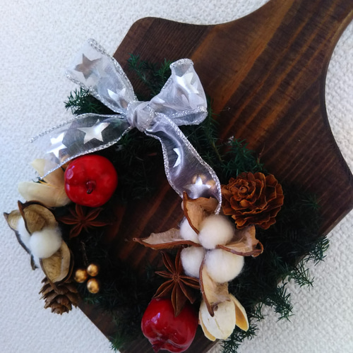 飾るところを選ばないカッティングボードのクリスマスアレンジ リース  