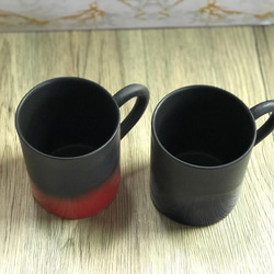 萩焼 ペアマグカップ 黒マット赤・黒マット紺 2枚目の画像