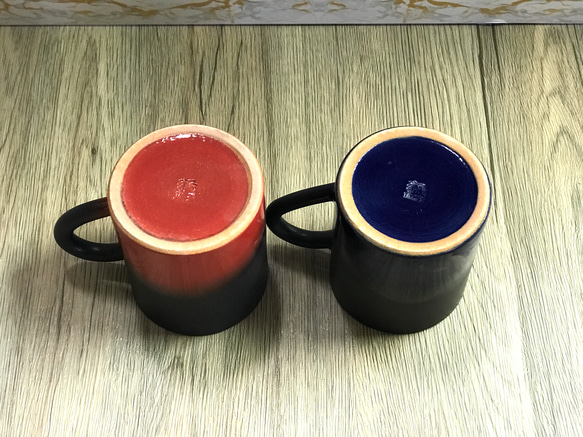 萩焼 ペアマグカップ 黒マット赤・黒マット紺 3枚目の画像