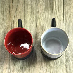 萩焼 ペアマグカップ 黒マット赤・黒マット白 3枚目の画像