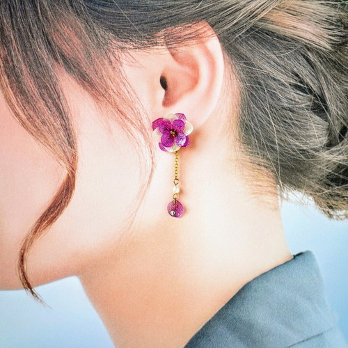 紫陽花と揺れる花びらピアス ピアス（スタッド・一粒） Honey Funny 