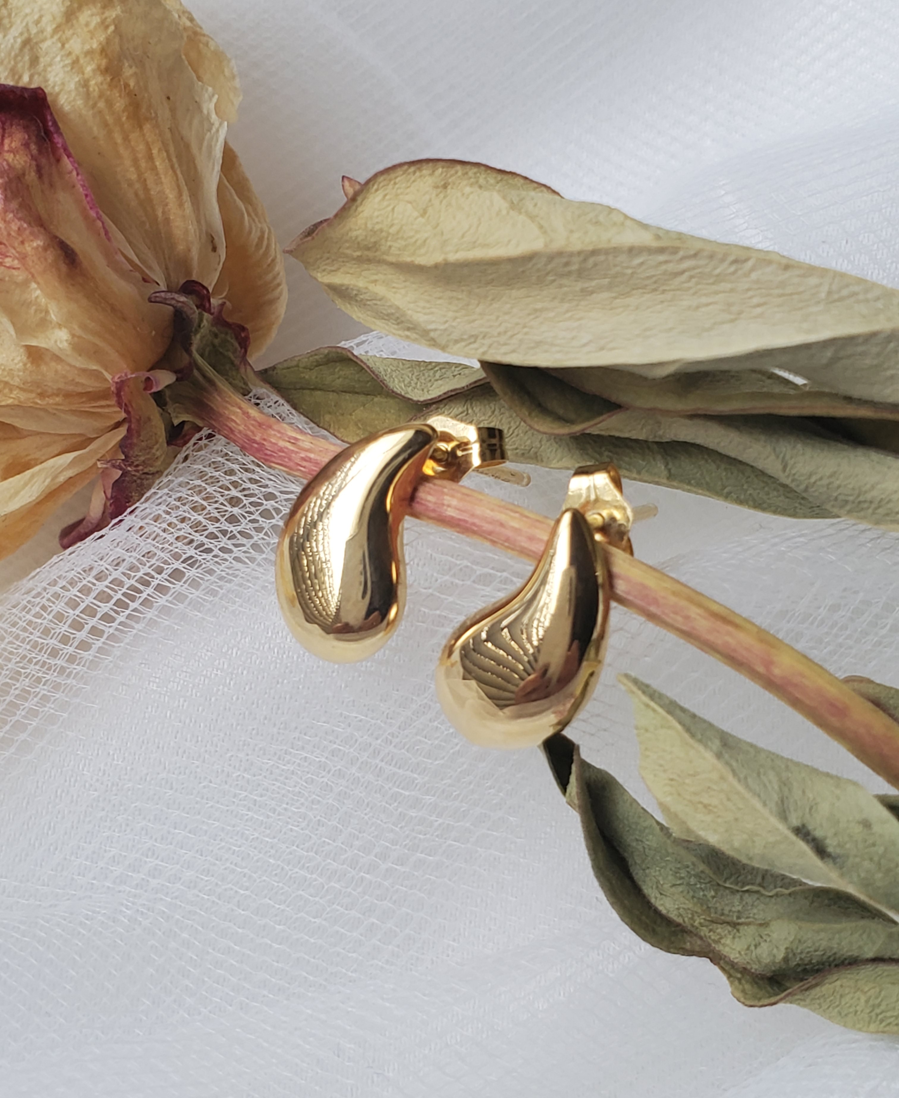 ティアドロップピアス、しずくピアス　ゴールドピアス