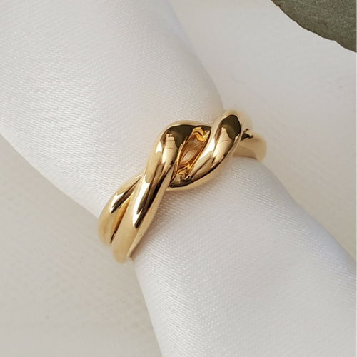 hirondelle ゴールドツイストリング 専用ケース付き hirondelle ゴールドツイストリング 専用ケース付き