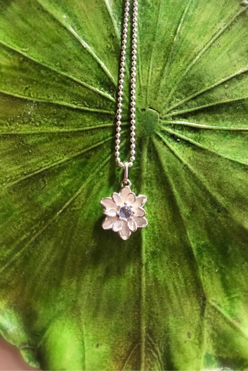 蓮とムーンストーンのネックレス