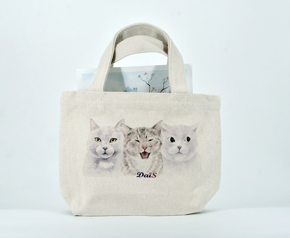 3匹の幸せな猫がトートバッグをうまく利用 1枚目の画像