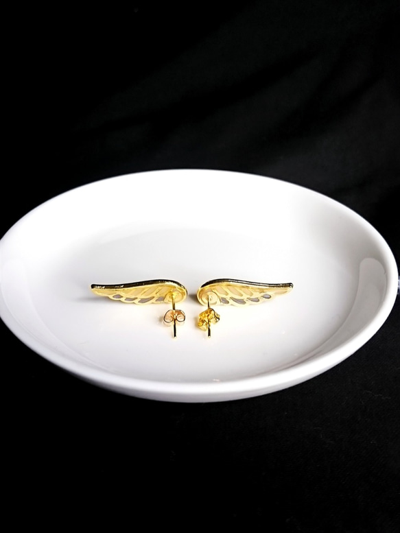天使の翼ピアス   ゴールド  ホワイト 3枚目の画像