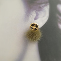 【現品限り】黒×ゴールドボタンとミンクファーのイヤリング 10枚目の画像