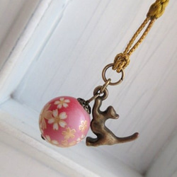 【ラスト1点】桜ビーズと猫の根付け 1枚目の画像