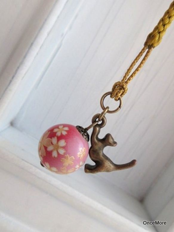 【ラスト1点】桜ビーズと猫の根付け 1枚目の画像