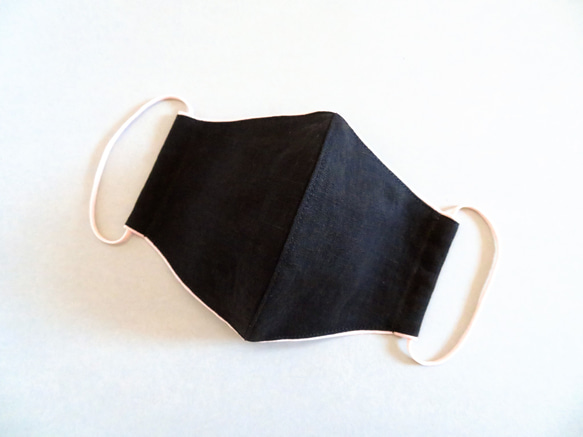 薄手の黒フレンチリネン×ピンクダブルガーゼの柔らか立体布マスク ピンク縁取り 2枚目の画像