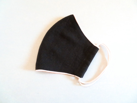 薄手の黒フレンチリネン×ピンクダブルガーゼの柔らか立体布マスク ピンク縁取り 3枚目の画像