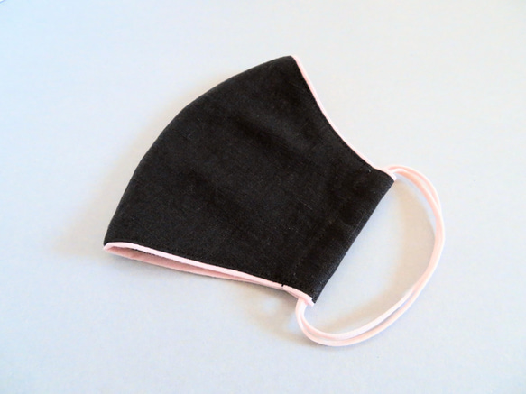 薄手の黒フレンチリネン×ピンクダブルガーゼの柔らか立体布マスク ピンク縁取り 7枚目の画像